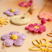 Inspiratiesets Maak unieke sieraden met raffia hangers en onderdelen