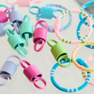 Inspiratiesets Maak opvallende sleutelhangers en telefoonkoorden met onderdelen