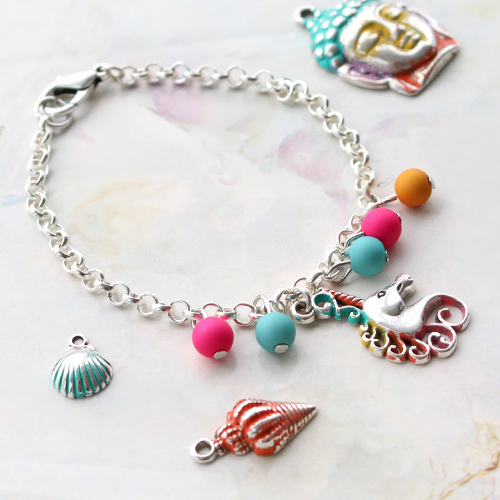 Vrolijke sieraden van ImpressArt, gekleurd met de metaalkleuring van Vintaj Patina