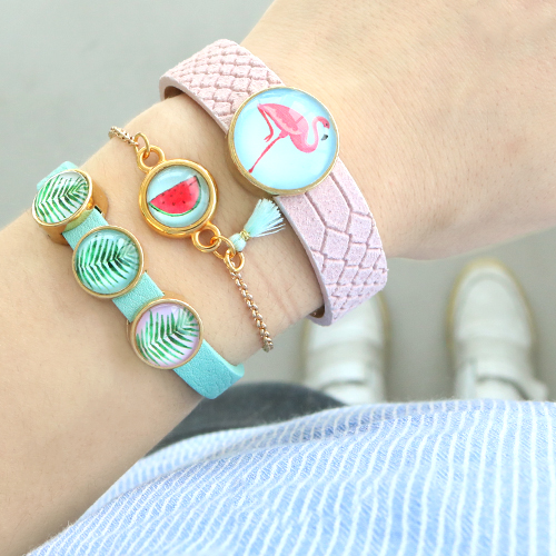 Vrolijke sieraden met basic cabochons, Cuoio, DQ metaal, schelp bedels en macram&eacute; 