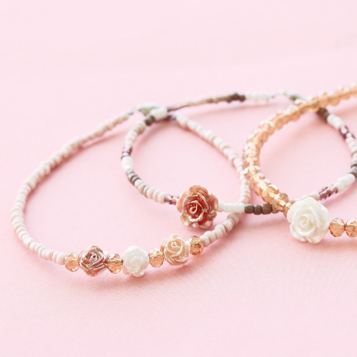 Minimalistische bloemen sieraden met roosje kralen en daisy bloemen kralen