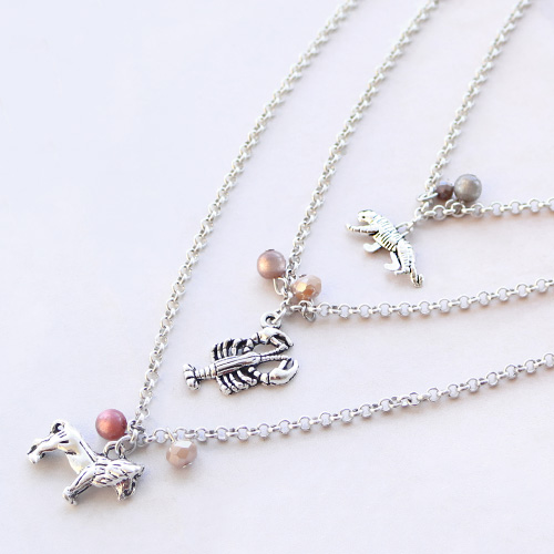 Elastieken armbanden en laagjes kettingen met metalen bedels