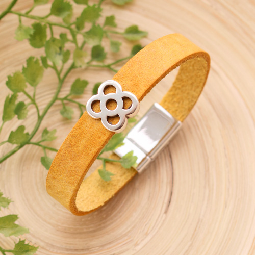 Lees hier hoe je armbanden maakt met onze nieuwe collectie plat DQ leer