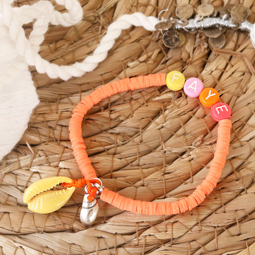 Een vrolijke sieraden set met letterkralen, fimo bedels, houten kralen en Katsuki kralen