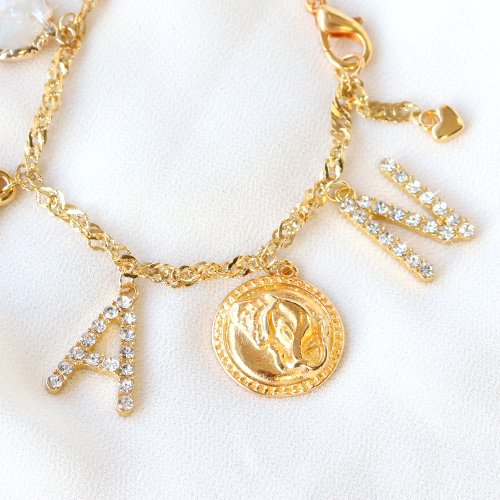 Nieuwe trendy metalen initial bedels met strass & sieradenkaartjes!