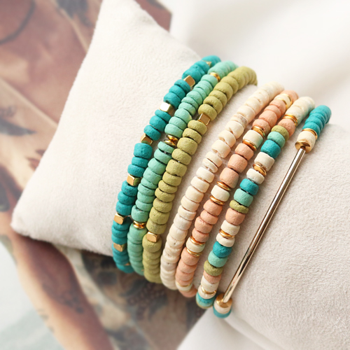 Sieraden van kokos disc kralen maak je zo: 