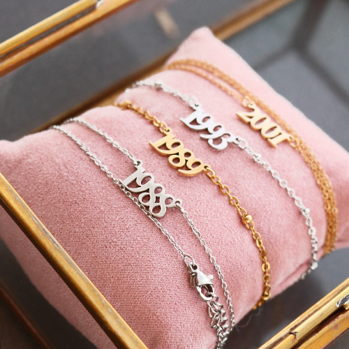 Deze sieraden kun je maken met de nieuwe stainless steel jaartal tussenstukken: