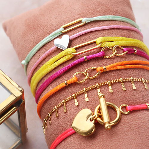 Maak kleurrijke armbandjes met satijn draad en stainless steel tussenstukken 