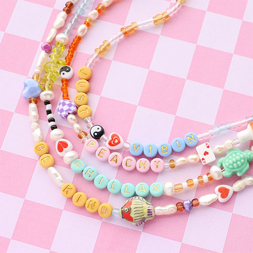 Ontwerp unieke kettingen en sneaker cord met acryl letterkralen