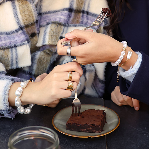 Ontwerp nieuwe sieraden met imitatie zoetwaterparels 