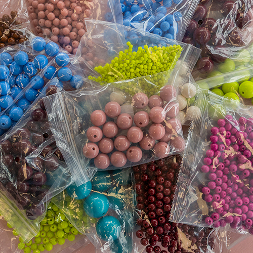 Kettingen en armbanden maken met acryl kralen en handige rijgborden