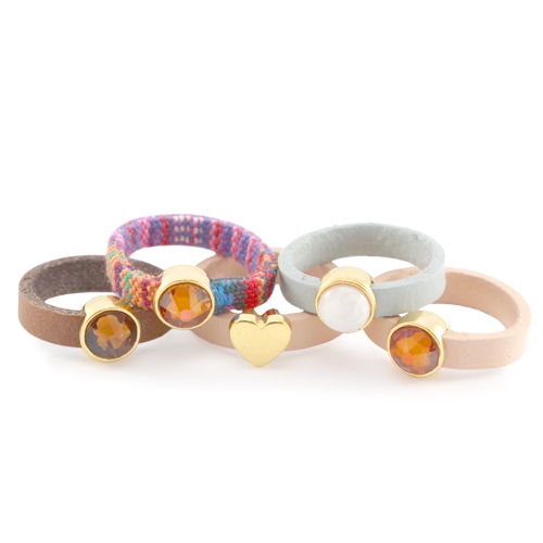 Leuke ringen gemaakt met 5 mm leer & oranje sieraden!