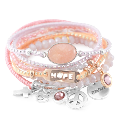 Mooie sieraden gemaakt met imi su&egrave;de leer met studs