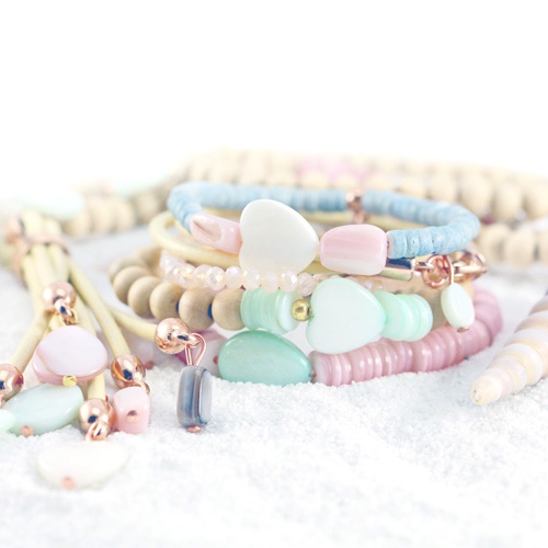 Let&rsquo;s go to the beach sieraden set met hout, leer, kokos & schelp kralen. 
