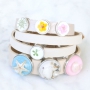 Armbanden en sleutelhangers met bedels en cabochons met echte bloemen en schelpen
