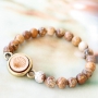 Sieraden met een natuurlijke look met onder andere houten cabochons in unieke designs!