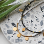 Deze trendy sieraden kun je maken met rocailles en stainless steel bedels: