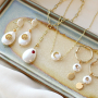 Ga aan de slag en maak trendy sieraden met de schelp pearl shine items in combinatie met de zirkonia brass elements. 