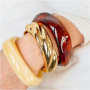 Combineer resin armbanden met metalen armbanden