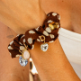 Bedels hangen aan je scrunchies