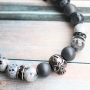 Mannen sieraden met skulls en kralen van hematite en natuursteen