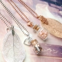 Musthave sieraden en accessoires met flesjes, kralen, blad bedels, portemonneetjes en sleutelhangers!